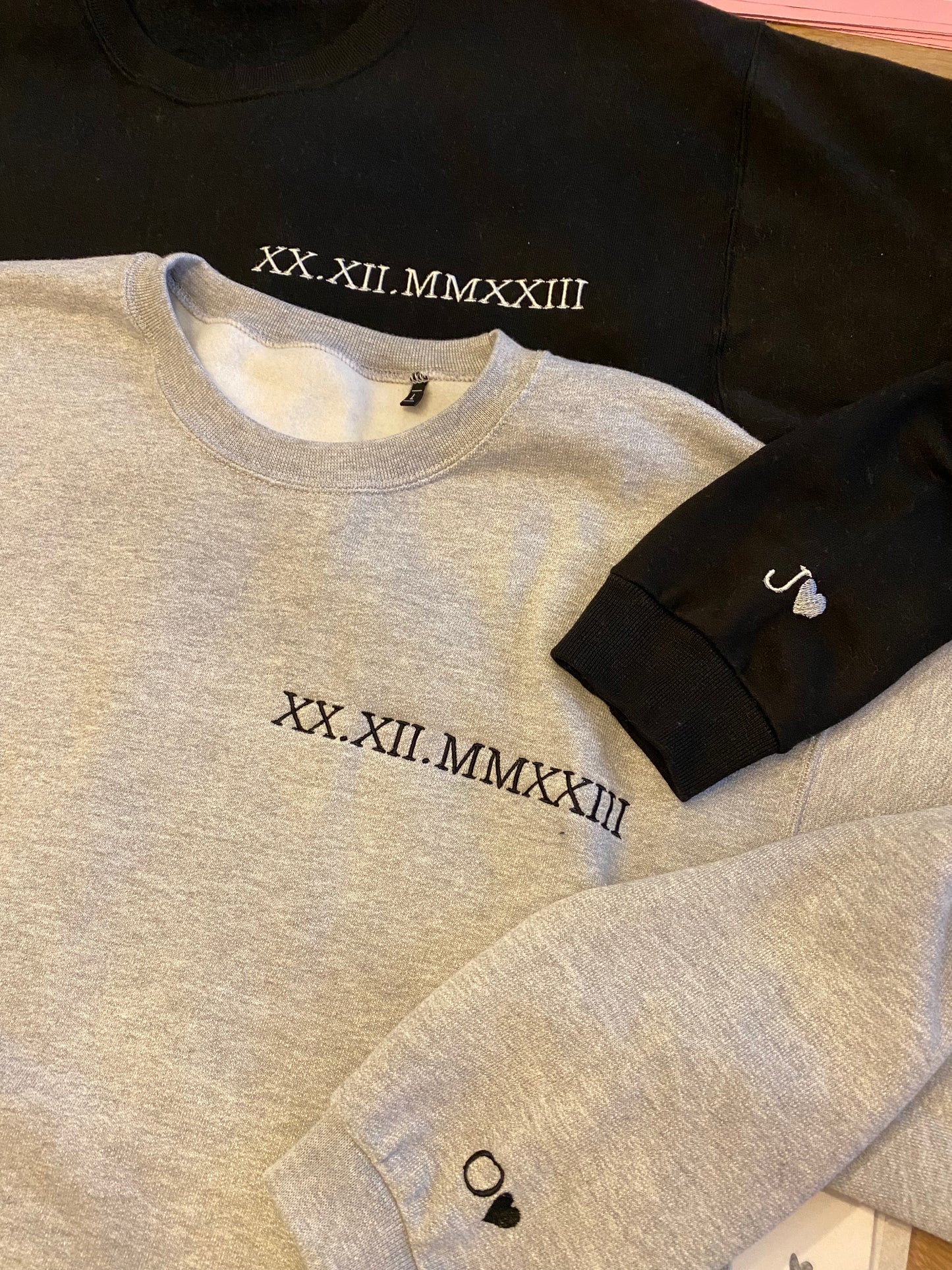 SWEATER Romeinse datum + initialen